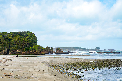 在啄木鸟湾的狐狸河海滩，6号州公路，新西兰