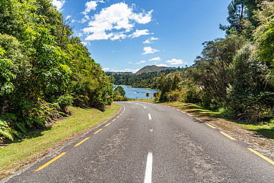 图图考路和热勘探Hwy或国家Hwy 5到Orakei Korako地热公园，新西兰