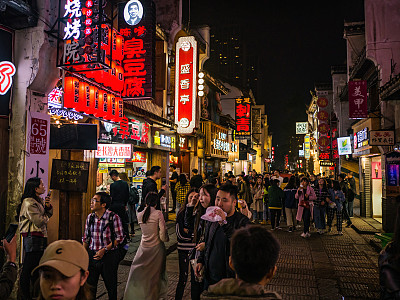 中国湖南省长沙市，傍晚时分，人们或游客走在太平老街上。太平老街是长沙市的标志性建筑之一