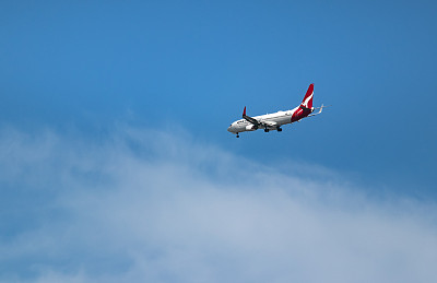 澳洲航空公司一架波音737飞机即将在布里斯班着陆。