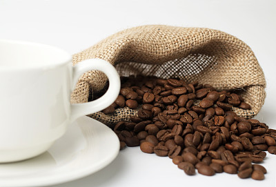 麻袋咖啡豆和一杯咖啡