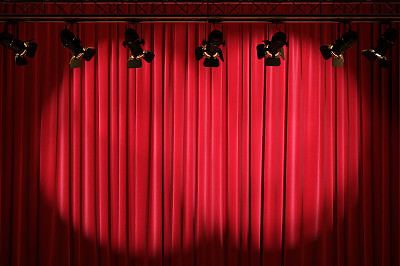 红色窗帘或用灯光装饰背景。
