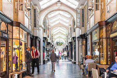 商店通道隧道伯灵顿商场和人们在皮卡迪利马戏团街购物中心