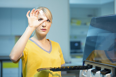 在医学实验室工作的女医生使用现代设备对医学样本进行检测。实验室医疗设备用于分析的医疗设备。血液检测冠状病毒(COVID-19)、癌症、艾滋病、DNA、病毒。