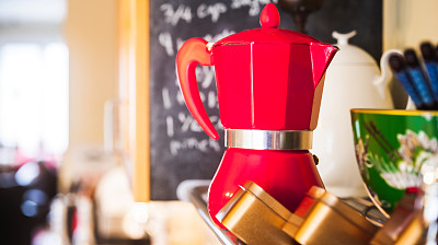 咖啡和茶壶品种在厨房架子上