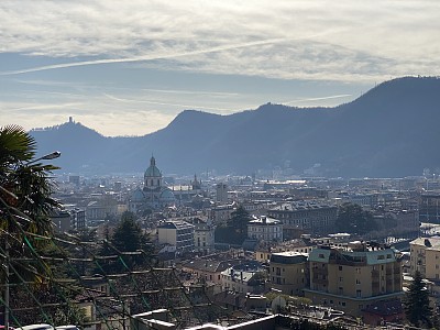 美丽的城市和山景