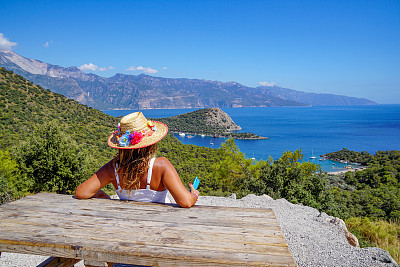 女游客眺望着海湾。来自Ölüdeniz, Fethiye，土耳其。