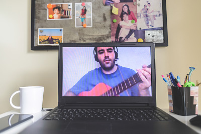 家用笔记本电脑在屏幕上显示一个虚拟的吉他课