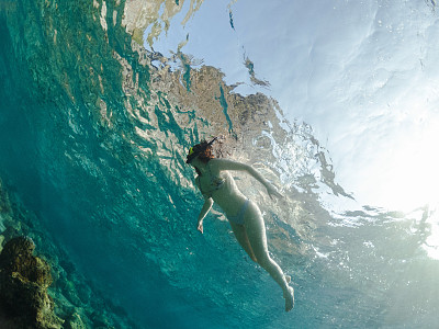女子在皮皮岛附近自由潜水