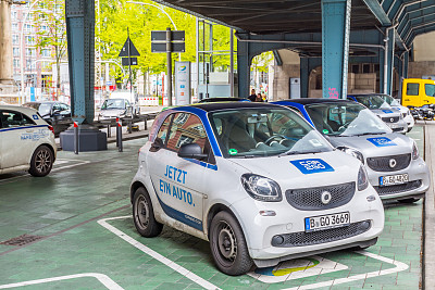 汽车共享在德国汉堡的停车场。新经济的概念。