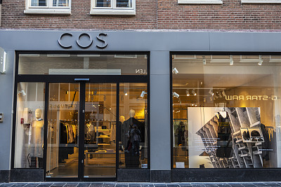 荷兰阿姆斯特丹的COS服装店