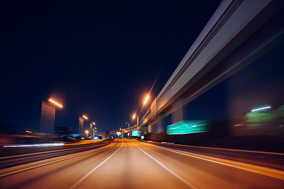 在佛罗里达州迈阿密，冠状病毒大流行期间，夜间在空旷的道路上开车