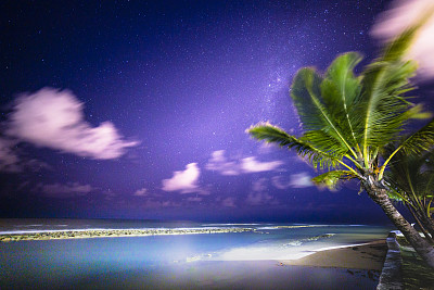 巴西巴伊亚的夜空和海滩星星景观上的银河系