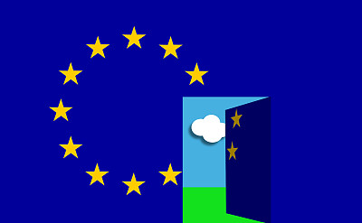 巨大的欧盟旗帜，一扇门通向蓝天绿草的风景。欧洲从冠状病毒封锁中重新开放或对外国人开放。概念说明。