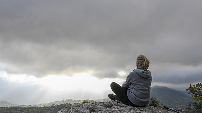 女徒步旅行者在山脊上休息