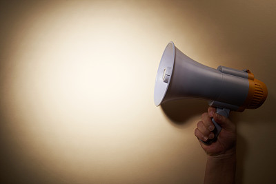 男人的手拿着扩音器 男人的手拿着扩音器