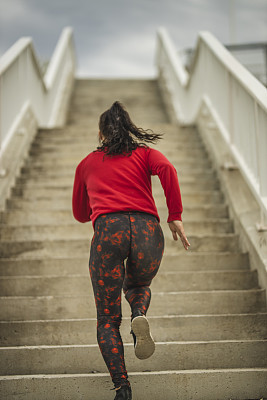 女人跑上楼梯