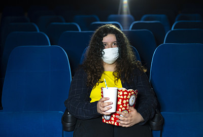 新冠肺炎大流行导致电影院重开后的社交距离