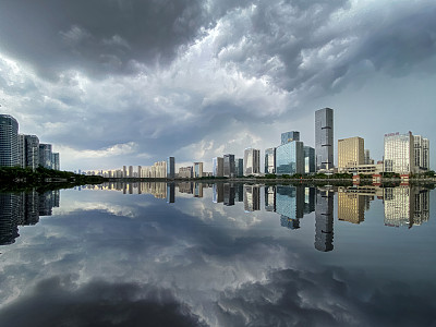 暴风雨前的城市轮廓