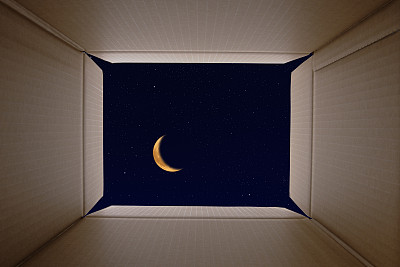在新月的夜晚，从纸箱里看到的景象