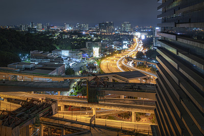 Lebuhraya puchong damansara公路晚上在damansara城市晚上从高角度