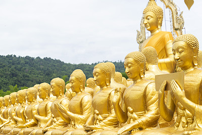 泰国普陀乌塔扬佛教纪念公园的金佛造像。