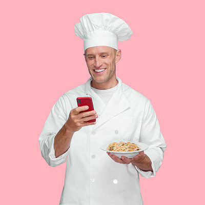 白人男厨师在有色背景下穿着制服并使用短信