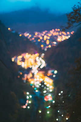 Borjomi Samtskhe-Javakheti,格鲁吉亚。抽象的虚化虚化背景傍晚Borjomi城市景观和中央公园在夜间照明照明