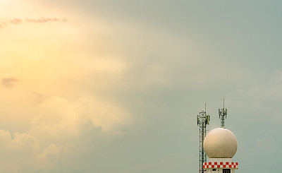 蓝天白云下的气象观测、雷达圆顶站、电信塔。航空业务中用于安全航空器的航空气象观测站塔台。