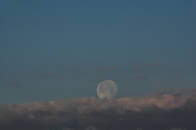 云后的满月