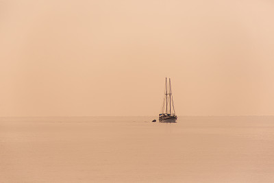 在土耳其穆格拉的波德鲁姆湾，传统的帆船在蓝色之旅中航行