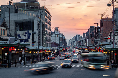 长时间曝光京都街与交通在日落