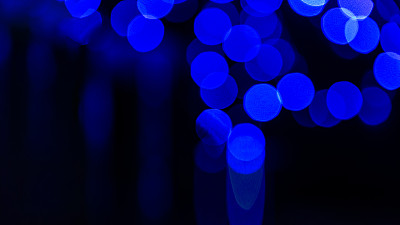 抽象模糊的蓝色色调的光模式