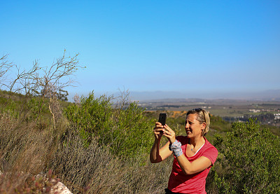 一名女性正在用手机拍照