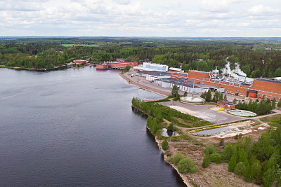 芬兰基米约基河Inkeroinen市工厂鸟瞰图。