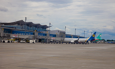 Boryspil国际机场。d航站楼旅客通过登机桥登机。UIA航空公司的客机。跑道上是乌克兰国际航空公司的飞机