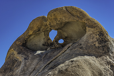 莫比乌斯拱门在阿拉巴马山国家风景名胜区。阿拉巴马州山花岗岩;石英二长岩类型;阴阳国家森林;加州;欧文斯谷;风化花岗岩;岩石的形成由于侵蚀，地质，火成岩，风化差异。