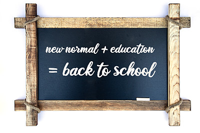 黑板上写着“新常态”和“返校理念” 黑板上写着“新常态”和“返校理念”