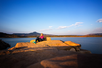 阿比丘，NM:在阿比丘湖放松的笑女人
