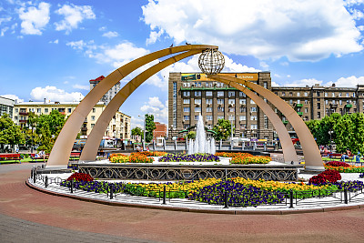 哈尔科夫火车站广场，一个阳光明媚的夏日