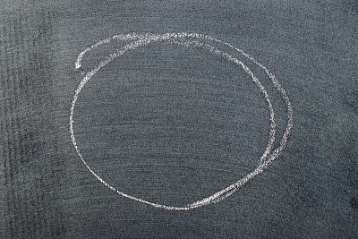 白色粉笔手画圆圈或椭圆形状的黑板背景