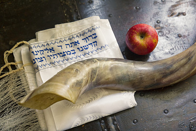 羊角号，犹太祈祷披肩(TALIT)和苹果。赎罪日，犹太新年