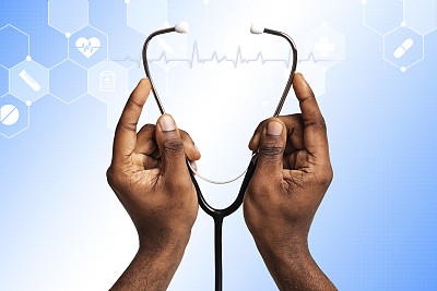 非裔美国医生，手持听诊器在蓝色背景上，与医疗符号的拼贴在想象的屏幕上