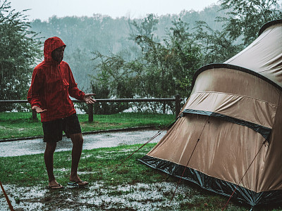 一名男子在露营时遭遇暴风雨