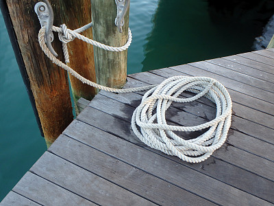 用绳子系在船坞的船坞。