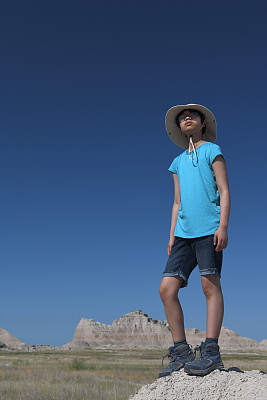少年站在荒地国家公园的岩石上