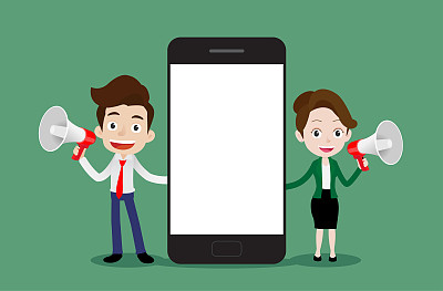 快乐的商务人士拿着扩音器，站在白色屏幕的大智能手机旁，商务演示或公告