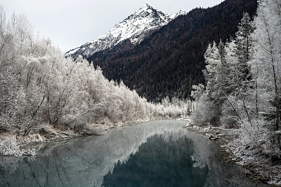 这是阿拉斯加的风景图片,河中有高山的倒影,还有结霜的树木。 这是阿拉斯加的风景图片,河中有高山的倒影,还有结霜的树木。