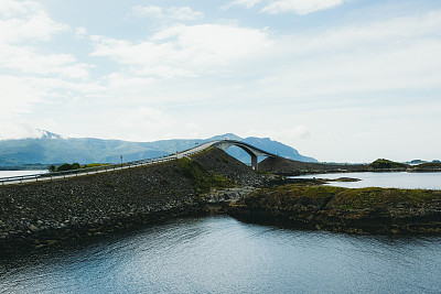 一辆露营车在挪威的大西洋路上行驶的风景