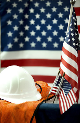 美国国旗向美国工人致敬。